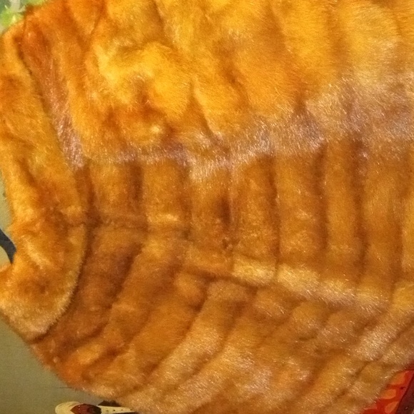 Stunning Red Mink Shawl - Picture 5 of 7